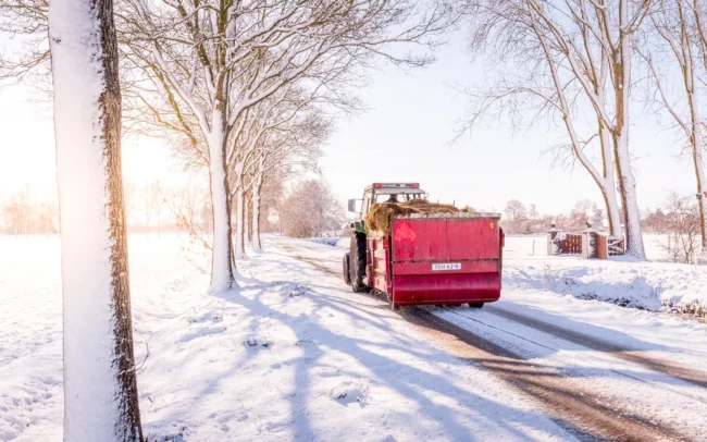 Tractor door de sneeuw