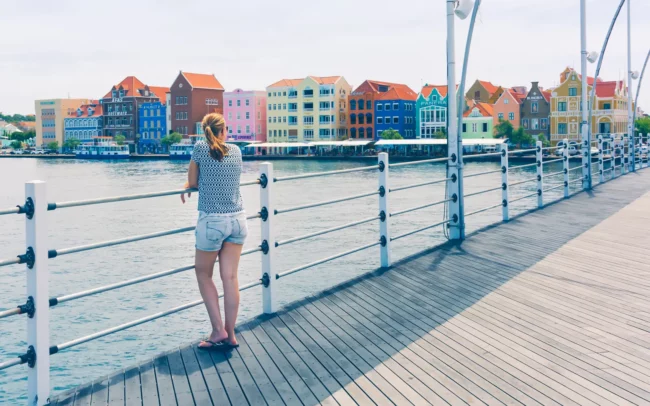 Curacao willemstad beroemde brug metm uitzicht. op de gekleurde huizen