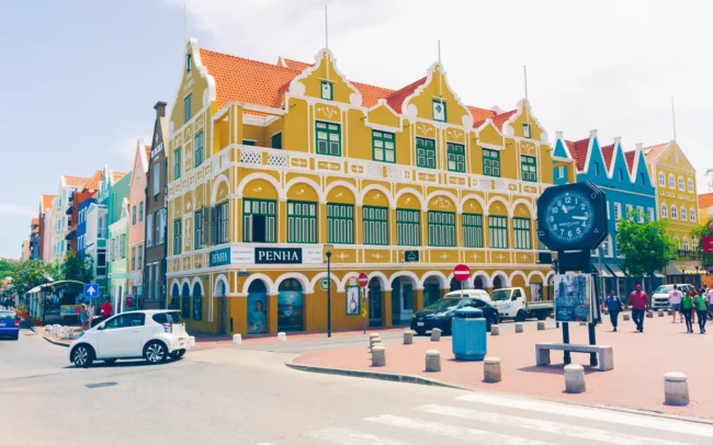 Curacao WIllemstad binnenkomst met geel gebouw en klik op het kruispunt