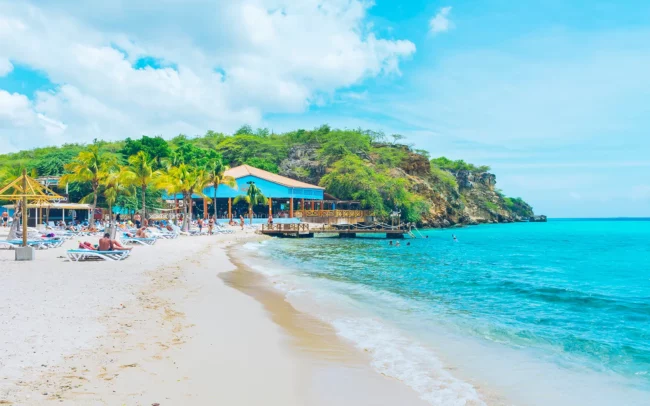 Curacao Kokomo Beach - fantastisch leuk strand met helder zeewater waar je lekker kunt snorkelen en aan het strand zitten in ligstoelen en hutjes.