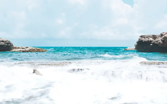 Curacao aan zee tussen de rotsen, hieri kun je niet zwemmen