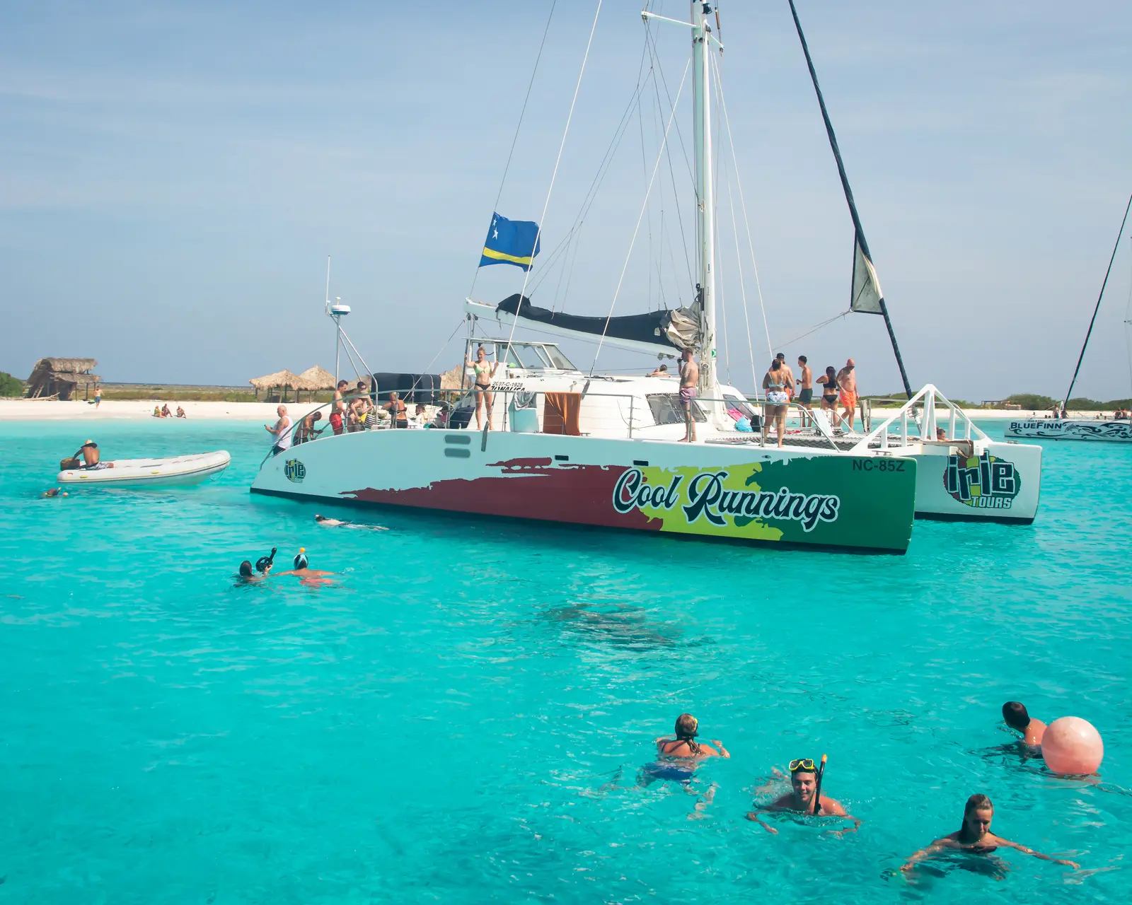 Zwemmen bij de catamaran op klein curacao
